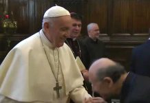 Vaticano explicó por qué el papa no se dejó besar el anillo roma