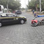 Mala maniobra de taxista manda a motociclista al hospital nicaragua