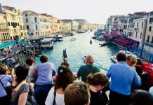 Intentar controlar el exceso de turistas en Venecia resultó caótico