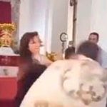 Mujer abofetea a sacerdote durante misa de Semana Santa venezuela