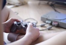 Adicto a los videojuegos y su mamá le da de comer en la boca fiipinas