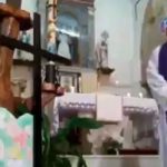 Sacerdote da misa «online» por el coronavirus y activa los filtros por error italia