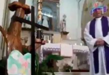 Sacerdote da misa «online» por el coronavirus y activa los filtros por error italia