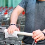 Canadá: Trabajador «limpia» las canastillas del super con su propia saliva canada