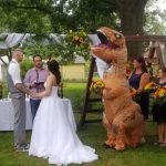 Dama de honor llega vestida de dinosaurio a la boda de su hermana nebraska