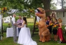 Dama de honor llega vestida de dinosaurio a la boda de su hermana nebraska