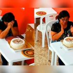 Conmueve video de una mujer que celebra sola su cumpleaños video