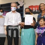 Familia en condiciones precarias estrena vivienda solidaria en Managua nicaragua