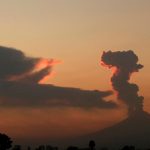 Volcán Popocatépetl en Puebla México, expulsa vapor y cenizas a 700 metros de altura volcan en mexico