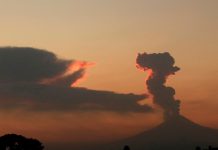 Volcán Popocatépetl en Puebla México, expulsa vapor y cenizas a 700 metros de altura volcan en mexico