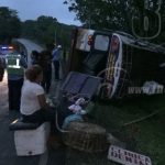 Bus que venía con más de 60 pasajeros se vuelca en Boaco nicaragua
