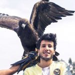 (VIDEO) Sebastián Yatra se lleva un picotazo en la cabeza sebastian yatra