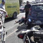 Managua: Pareja de motorizados que aventajaban impactan contra un taxi managua