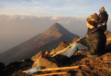 Habilitan refugio en volcán guatemalteco tras muerte de seis personas por frío