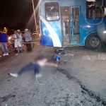 Motociclista muere al estrellarse contra un bus de la ruta 104
