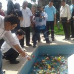 Asamblea Nacional y Cancillería depositan una flor para Carlos