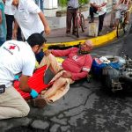 Motociclista resulta lesionado por chofer que se tira la roja