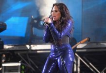 Demi Lovato sorprendió y besó a su bailarina en pleno show
