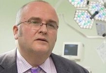 Un cirujano admite ante un tribunal haber grabado sus iniciales en el hígado de dos pacientes