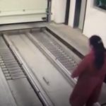 ¡Insólito! Mujer entra en un auto garaje y es atropellada por un vehículo sin conductor