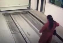 ¡Insólito! Mujer entra en un auto garaje y es atropellada por un vehículo sin conductor