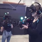 Joven realiza original propuesta de matrimonio en aterrador recorrido zombie