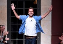 Orgullo latino en París: así fue el desfile de Esteban Cortázar