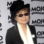 Ponen en venta tarjeta de Navidad que John Lennon escribió al ex de Yoko Ono