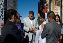 Pareja aprovecha breve apertura del muro entre México y EE.UU para casarse