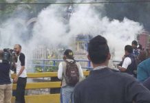 Policía lanza bombas lacrimógenas a estudiantes de Universidad de Honduras