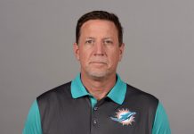 Coach de los Dolphins de Miami es captado inhalando cocaína y renuncia al equipo