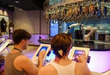 ¡No lo creerás pero SÍ EXISTE! Mira el increíble bar atendido por ROBOTS en Las Vegas
