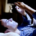 Los riesgos de atender  mensajes laborales en el hogar