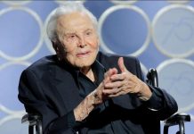 A los 101 años, Kirk Douglas subió al escenario para presentar un premio en los Globos de Oro 2018