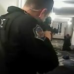 Absuelven a policía que mató a hombre desarmado en EE.UU.