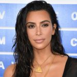 Kim Kardashian derrite la playa con su hilo dental