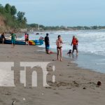 Surfistas rescatan a dos jóvenes de morir ahogadas en Masachapa nicaragua, masachapa, jovenes, surfistas,