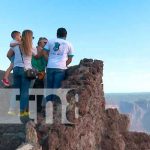 Visitantes disfrutan del atractivo Volcán Masaya nicaragua, masaya, volcan, turismo, familias,