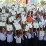 Estudiantes de Nueva Guinea son beneficiados con una computadora