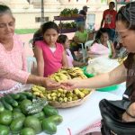 Feria de musáceas con productos sanos, frescos y baratos para familias