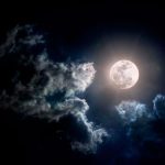 Estudio: Luna llena podría ser la causante de accidentes en moto