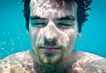 Además del cloro, hay algo peor que irrita los ojos en las piscinas