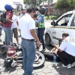 Mujer lesionada al ser impactada por un taxi en Managua