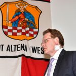 Apuñalan a acalde de Alemania que apoya a refugiados