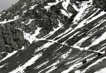 Mueren dos alpinistas y siete resultan heridos tras caída en Alpes italianos