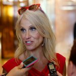 Asesora de Trump sugiere que fue espiada con microondas