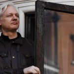 Assange celebra «victoria» desde balcón de embajada de Ecuador