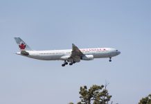Desvían avión en EEUU después de que pasajero tratara de abrir una puerta