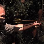 Hombre armado con ballesta toma a una rehén en Escocia