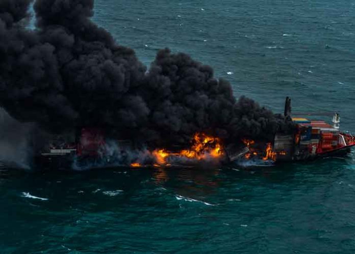 sdri lanka, incendio, barco carguero, productos quimicos, autoridades,